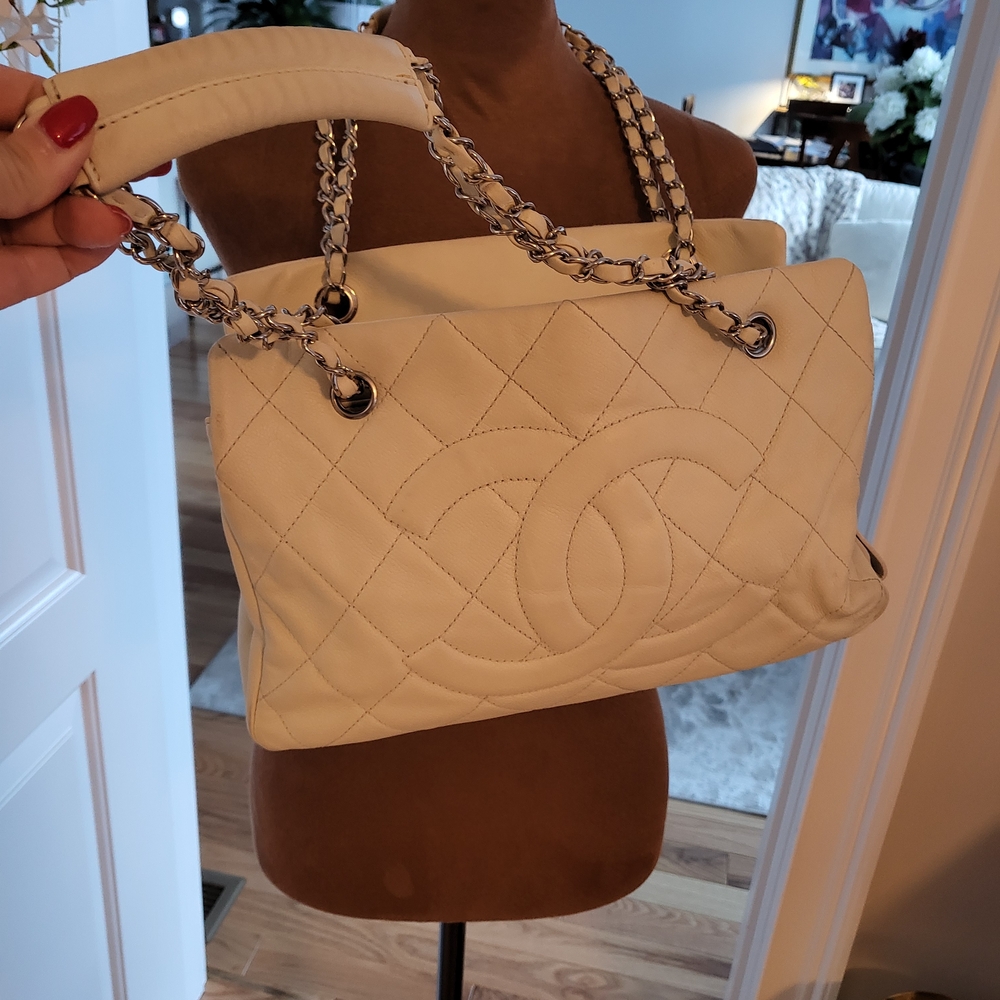 CHANEL Cream Quilted Shoulder Bag